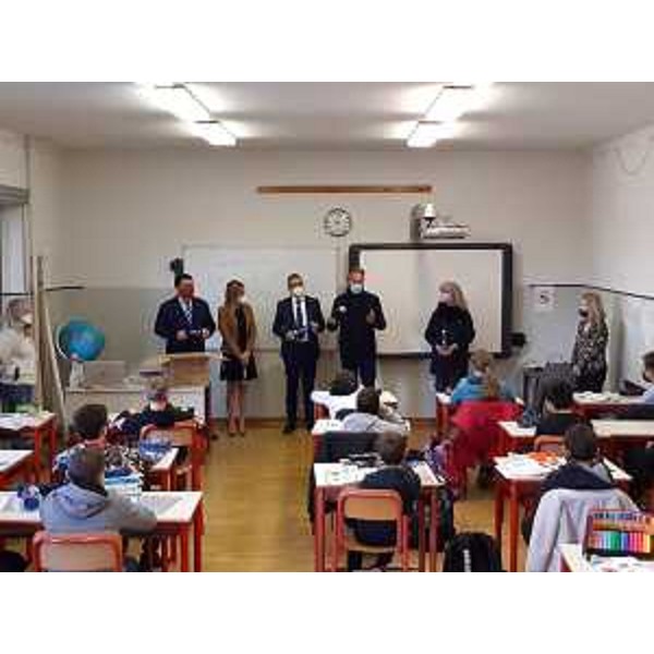 L'assessore regionale Fabio Scoccimarro alla presentazione dei progetti nelle scuole di Duino-Aurisina - L'assessore regionale Fabio Scoccimarro alla presentazione dei progetti nelle scuole di Duino-Aurisina