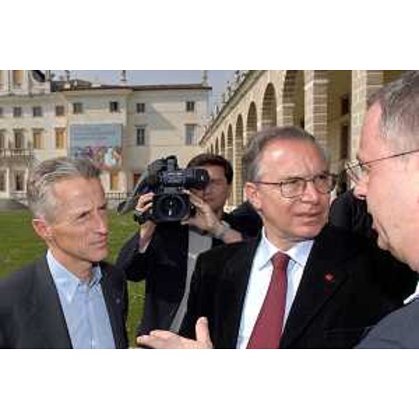 Riccardo Illy (Presidente Regione Friuli Venezia Giulia) con Guglielmo Epifani (Segretario Nazionale CGIL) all'inaugurazione della mostra su "Terra e Lavoro" (Villa Manin, 05/05/06)
