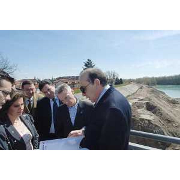 Il Presidente della Regione nel corso del sopralluogo al cantiere dei lavori di messa in sicurezza degli argini del Tagliamento a Latisana. (Latisana 04/04/08)