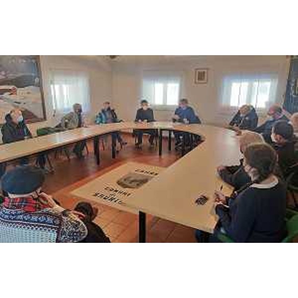 Una fase dell'incontro svoltosi in Municipio tra l'assessore regionale alle Attività produttive Sergio Emidio Bini e i rappresentanti del Comune di Sauris - Una fase dell'incontro svoltosi in Municipio tra l'assessore regionale alle Attività produttive Sergio Emidio Bini e i rappresentanti del Comune di Sauris