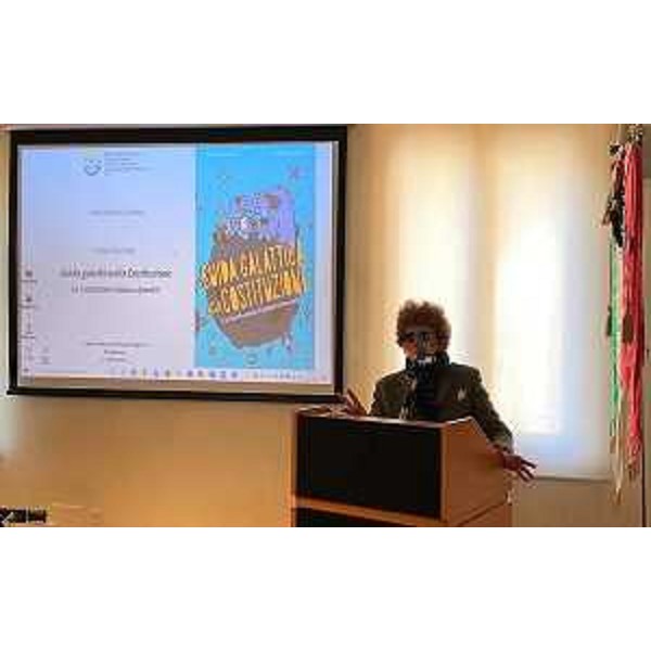 L'intervento dell'assessore regionale alla Cultura durante la presentazione della Costituzione a fumetti nella sede della Somsi di Pordenone - L'intervento dell'assessore regionale alla Cultura durante la presentazione della Costituzione a fumetti nella sede della Somsi di Pordenone
