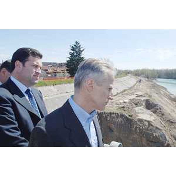 Il Presidente della Regione e l'Assessore regionale alle Autonomie locali nel corso del sopralluogo al cantiere dei lavori di messa in sicurezza degli argini del Tagliamento a Latisana. (Latisana 04/04/08)
