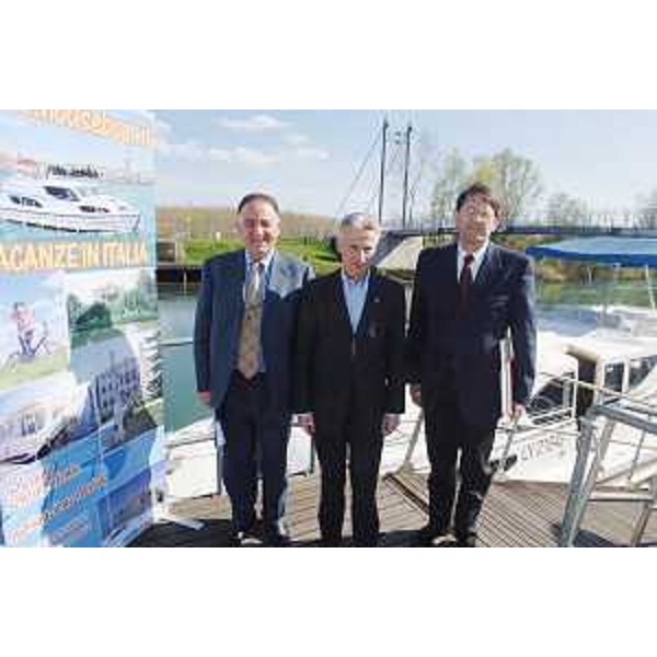 Il Presidente della Regione e l'Assessore regionale alle Infrastrutture di Trasporto con il Sindaco di Precenicco visitano una house boat sullo Stella. (Precenicco 04/04/08)