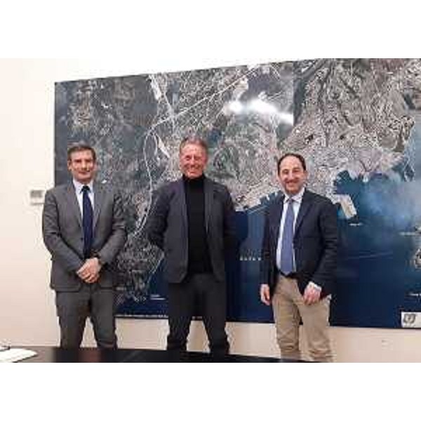 L'assessore regionale allo Sviluppo sostenibile Fabio Scoccimarro (al centro) con Andrea Di Paolo (Bat) e Paolo Privileggio (Interporto Trieste) - L'assessore regionale allo Sviluppo sostenibile Fabio Scoccimarro (al centro) con Andrea Di Paolo (Bat) e Paolo Privileggio (Interporto Trieste)