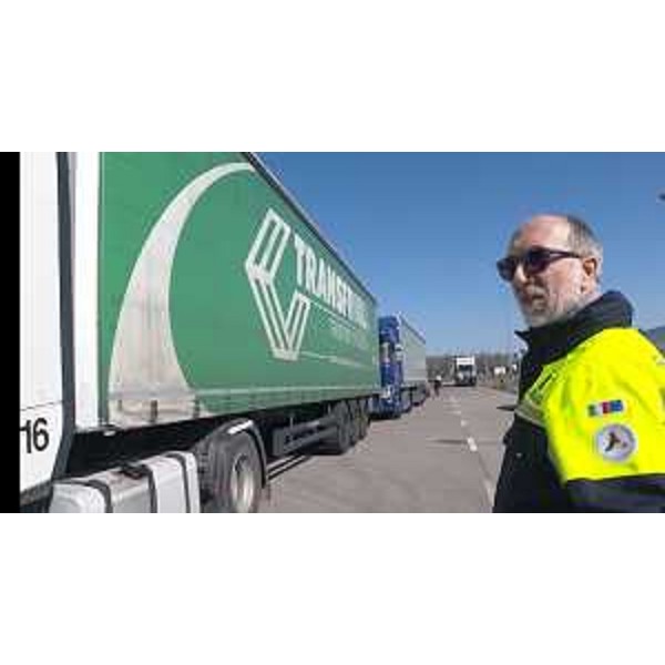 Il vicegovernatore con delega alla Protezione civile Riccardo Riccardi durante la partenza dei convogli alla volta del confine ucraino - Il vicegovernatore con delega alla Protezione civile Riccardo Riccardi durante la partenza dei convogli alla volta del confine ucraino