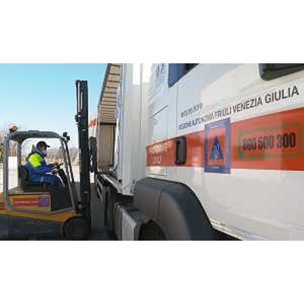 La fase di caricamento dei convogli partiti da Palmanova alla volta del confine ucraino - La fase di caricamento dei convogli partiti da Palmanova alla volta del confine ucraino