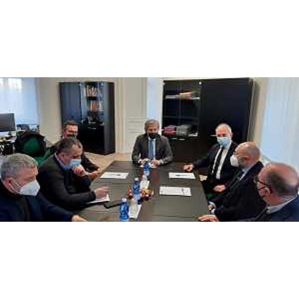 L'assessore regionale alle Attività produttive Sergio Emidio Bini (a capotavola) nella sede del Cata Artigianato di Trieste - L'assessore regionale alle Attività produttive Sergio Emidio Bini (a capotavola) nella sede del Cata Artigianato di Trieste