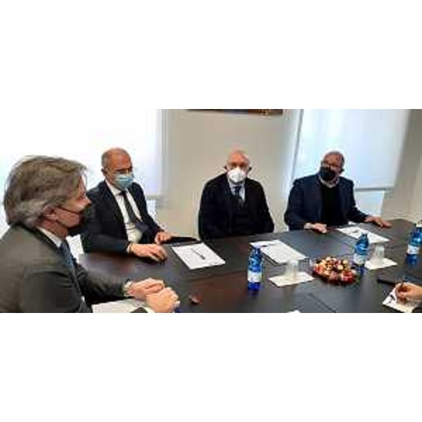 L'assessore regionale alle Attività produttive Sergio Emidio Bini (primo a sinistra nella foto) nella sede del Cata Artigianato di Trieste - L'assessore regionale alle Attività produttive Sergio Emidio Bini (primo a sinistra nella foto) nella sede del Cata Artigianato di Trieste