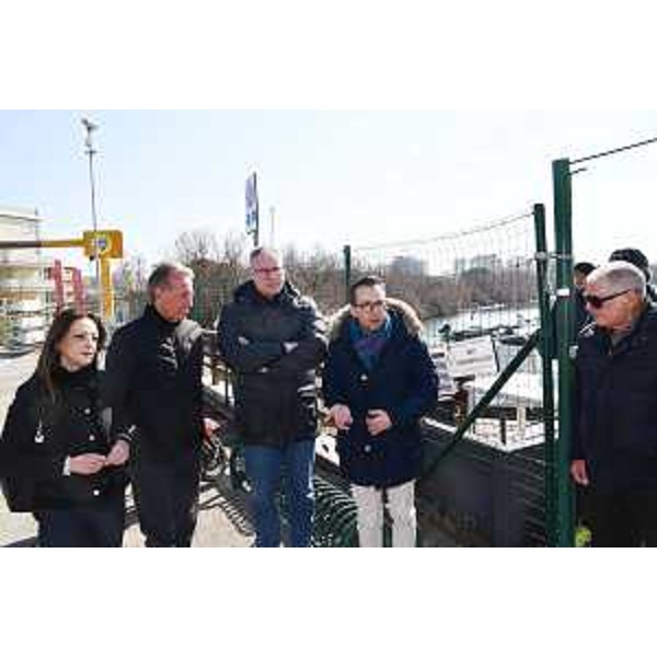 Lassessore regionale alla Difesa dellambiente e Sviluppo sostenibile, Fabio Scoccimarro, ha incontrato amministratori comunali e realtà associative e sportive a San Giorgio di Nogaro, Muzzana del Turgnano e Lignano Sabbiadoro, per fare il punto sulla tematica dragaggi. - Lassessore regionale alla Difesa dellambiente e Sviluppo sostenibile, Fabio Scoccimarro, ha incontrato amministratori comunali e realtà associative e sportive a San Giorgio di Nogaro, Muzzana del Turgnano e Lignano Sabbiadoro, per fare il punto sulla tematica dragaggi.