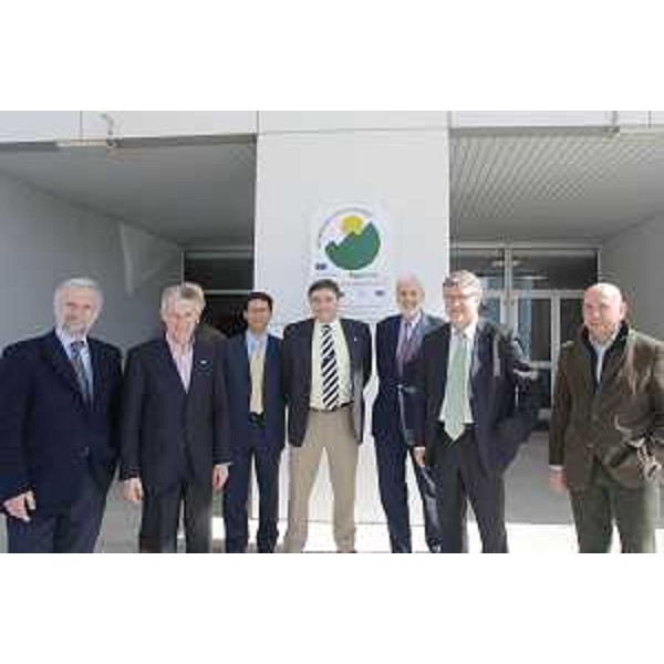 Il Presidente della Regione nel corso della visita alle aziende del Centro di innovazione tecnologica Agemont ad Amaro. (Amaro 05/04/08)