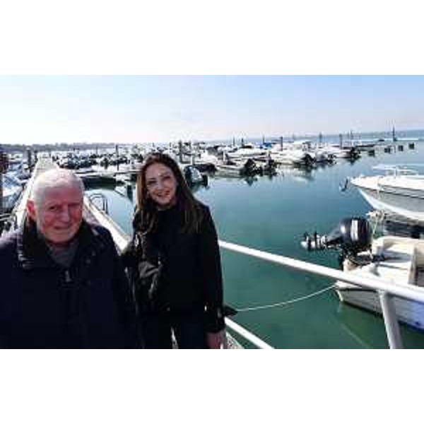 Maddalena Spagnolo (Lega) con il presidente del circolo nautico Porto Casoni, Tonino Bellopede - Maddalena Spagnolo (Lega) con il presidente del circolo nautico Porto Casoni, Tonino Bellopede