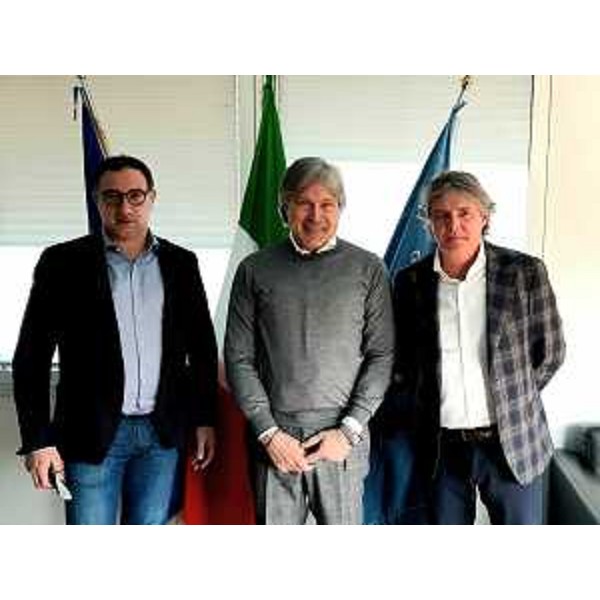 L'assessore regionale alle Attività produttive Sergio Emidio Bini insieme al sindaco di Fontanafredda Michele Pegolo (a sinistra nella foto) e all'assessore comunale alle Attività produttive Antonio Taiariol (a destra) - L'assessore regionale alle Attività produttive Sergio Emidio Bini insieme al sindaco di Fontanafredda Michele Pegolo (a sinistra nella foto) e all'assessore comunale alle Attività produttive Antonio Taiariol (a destra)