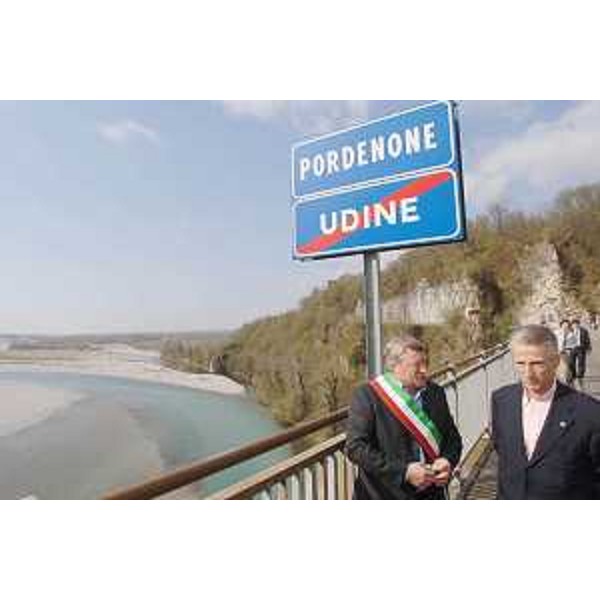 Il Presidente della Regione con il Sindaco di Pinzano al Tagliamento. (Pinzano al Tagliamento 07/04/08)