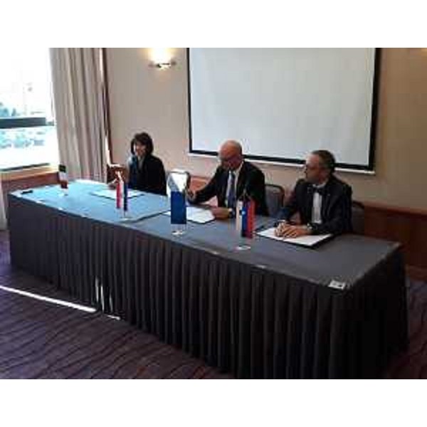 L'incontro a Zagabria dell'assessore regionale alla Ricerca Alessai Rosolen per la sigla congiunta Fvg-Croazia -Slovenia della Lettera di intenti trilaterale per la Valle dell'Idrogeno - L'incontro a Zagabria dell'assessore regionale alla Ricerca Alessai Rosolen per la sigla congiunta Fvg-Croazia -Slovenia della Lettera di intenti trilaterale per la Valle dell'Idrogeno