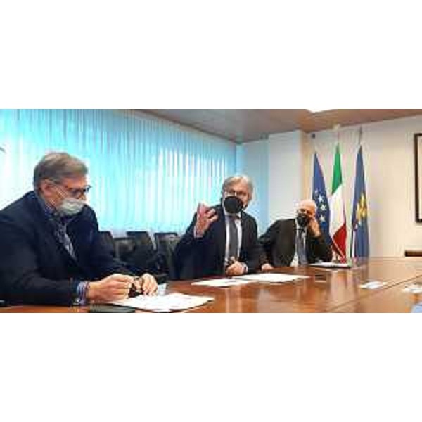 L'assessore regionale Bini mentre interviene alla conferenza stampa - L'assessore regionale Bini mentre interviene alla conferenza stampa