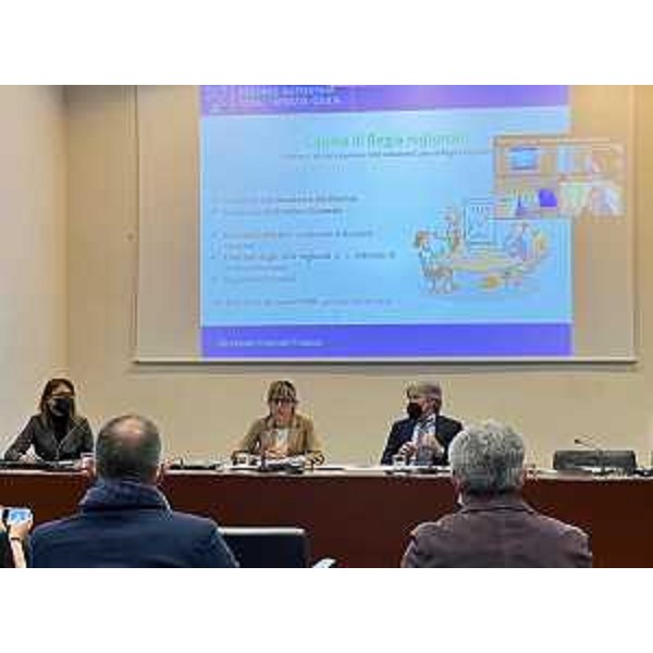 L'assessore regionale alle Finanze Barbara Zilli e l'assessore alle Attività produttive Sergio Emidio Bini durante la riunione con i rappresentanti delle categorie economiche del Friuli Venezia Giulia - L'assessore regionale alle Finanze Barbara Zilli e l'assessore alle Attività produttive Sergio Emidio Bini durante la riunione con i rappresentanti delle categorie economiche del Friuli Venezia Giulia