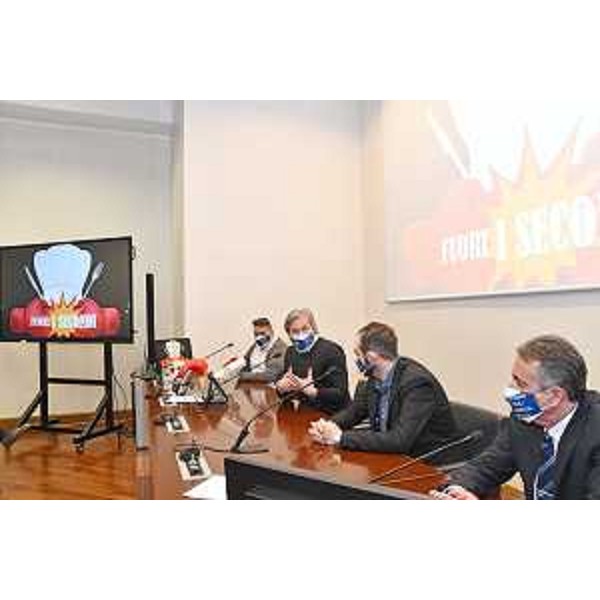 L'assessore regionale alle Attività produttive Sergio Emidio Bini alla premiazione nel Palazzo della Regione dello chef Kevin Gaddi, terzo da sinistra. Primo a destra il sindaco di Manzano Piero Furlani - L'assessore regionale alle Attività produttive Sergio Emidio Bini alla premiazione nel Palazzo della Regione dello chef Kevin Gaddi, terzo da sinistra. Primo a destra il sindaco di Manzano Piero Furlani