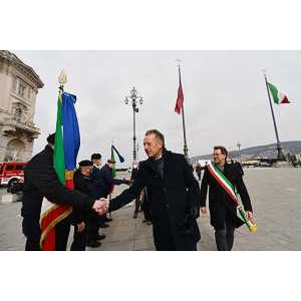 L'assessore regionale alla Difesa dell'ambiente Fabio Scoccimarro all'Alzabandiera in piazza dell'Unità d'Italia a Trieste. A destra il sindaco di Muggia Paolo Polidori - L'assessore regionale alla Difesa dell'ambiente Fabio Scoccimarro all'Alzabandiera in piazza dell'Unità d'Italia a Trieste. A destra il sindaco di Muggia Paolo Polidori