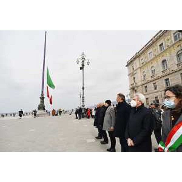 Solenne alzabandiera in occasione del 17 marzo a Trieste. L'assesssore regionale Fabio Scoccimarro terzo da destra nella foto. Alla sua sinistra rispettivamente il commissario del Governo Annunziato Vardè e Serena Tonel, vicesindaco di Trieste - Solenne alzabandiera in occasione del 17 marzo a Trieste. L'assesssore regionale Fabio Scoccimarro terzo da destra nella foto. Alla sua sinistra rispettivamente il commissario del Governo Annunziato Vardè e Serena Tonel, vicesindaco di Trieste