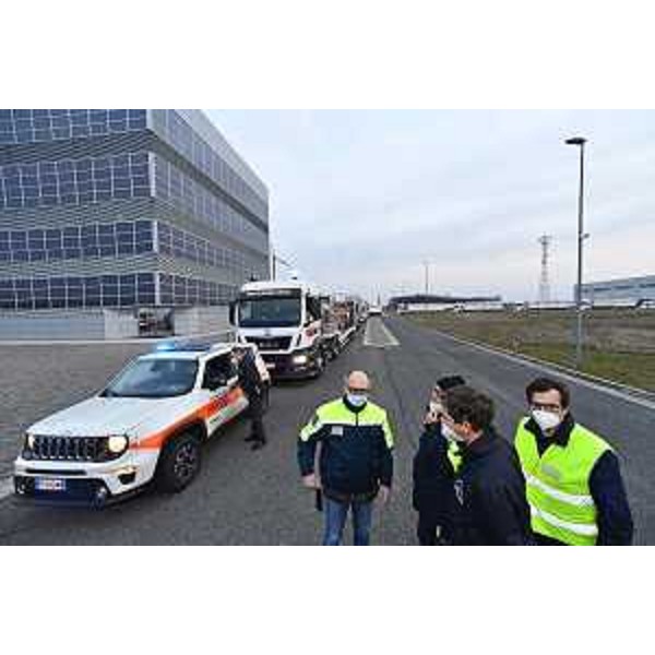 Il vicegovernatore della Regione con delega alla Protezione civile Riccardo Riccardi alla centrale operativa di Palmanova al momento della partenza volontari che compongono la colonna partita dei volontari per Michalovce, in Slovacchia, nei pressi del confine ucraino. - Il vicegovernatore della Regione con delega alla Protezione civile Riccardo Riccardi alla centrale operativa di Palmanova al momento della partenza volontari che compongono la colonna partita dei volontari per Michalovce, in Slovacchia, nei pressi del confine ucraino.