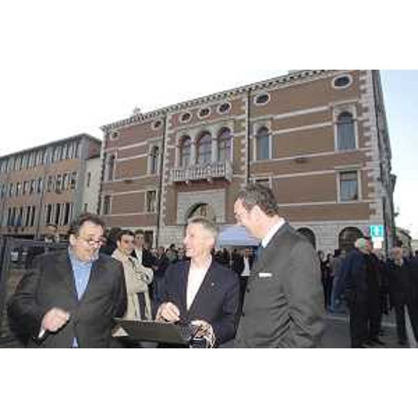 Il Presidente della Regione e il Sindaco di Pordenone all'inaugurazione di Wireless Naonis, rete cittadina pordenonese per la connessione gratuita a internet. (Pordenone 07/04/08)