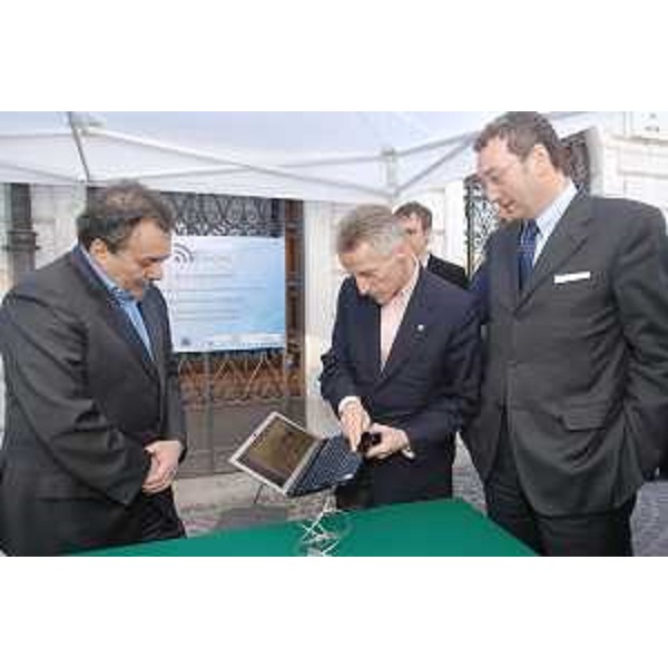 Il Presidente della Regione e il Sindaco di Pordenone all'inaugurazione di Wireless Naonis, rete cittadina pordenonese per la connessione gratuita a internet. (Pordenone 07/04/08)