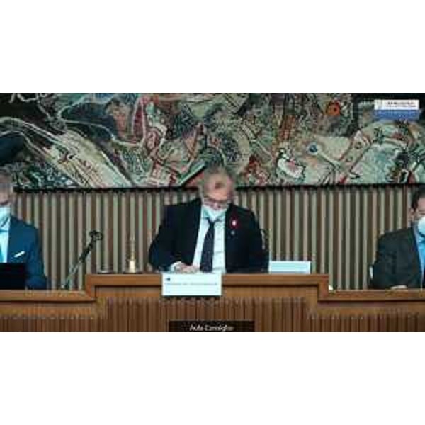 Il presidente del Cr Fvg, Piero Mauro Zanin, mentre coordina i lavori sulla Sessione europea 2022 - Il presidente del Cr Fvg, Piero Mauro Zanin, mentre coordina i lavori sulla Sessione europea 2022