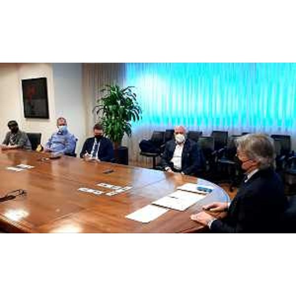 L'assessore regionale alle Attività produttive, Sergio Emidio Bini, nella sede della Regione a Udine, durante l'incontro con i Comuni del distretto della sedia. - L'assessore regionale alle Attività produttive, Sergio Emidio Bini, nella sede della Regione a Udine, durante l'incontro con i Comuni del distretto della sedia.