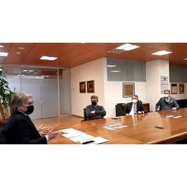 La riunione con l'assessore regionale alle Attività produttive, Sergio Emidio Bini, e gli amministratori comunali del distretto della sedia. - La riunione con l'assessore regionale alle Attività produttive, Sergio Emidio Bini, e gli amministratori comunali del distretto della sedia.