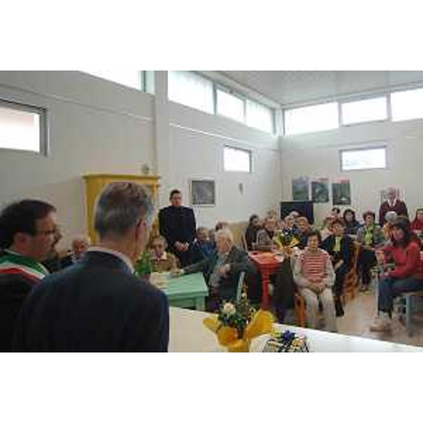 Il Presidente della Regione nel corso della visita al Centro diurno per anziani "Il salotto" di Gonars. (Gonars 08/04/08)