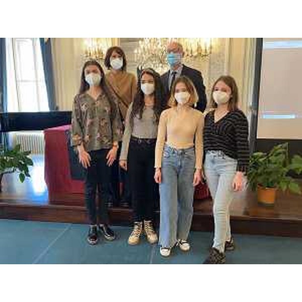 L'assessore regionale al Lavoro, formazione, istruzione, ricerca, università e famiglia Alessia Rosolen con le studentesse ucraine del Conservatorio di Kiev e il presidente del Conservatorio Tartini Lorenzo Capaldo - L'assessore regionale al Lavoro, formazione, istruzione, ricerca, università e famiglia Alessia Rosolen con le studentesse ucraine del Conservatorio di Kiev e il presidente del Conservatorio Tartini Lorenzo Capaldo