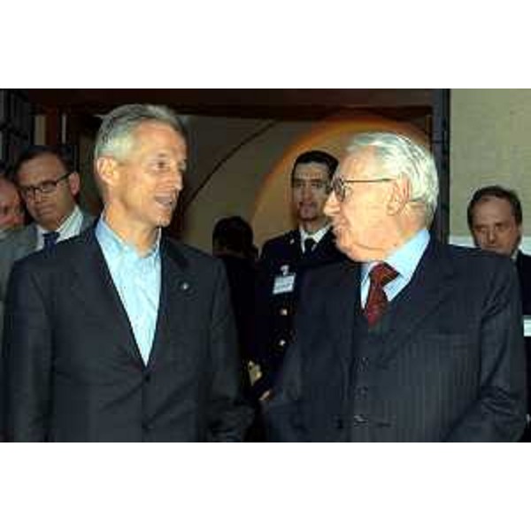 Riccardo Illy (Presidente Friuli Venezia Giulia - ARC) con l'on. Giulio Zamberletti in occasione dell'incontro istituzionale con cui si è conclusa la tre giorni di riflessione sul tema "30 anni di Protezione Civile: 6 maggio 1976 - 6 maggio 2006" (Udine, 06/05/06)