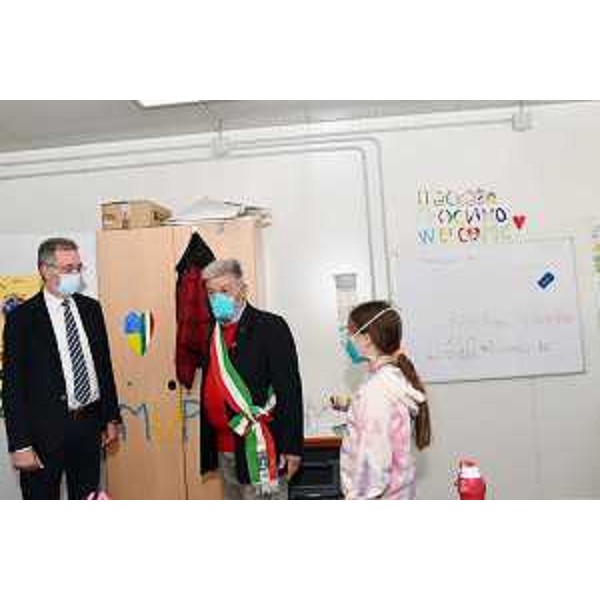 L'assessore regionale alle Infrastrutture Graziano Pizzimenti con il sindaco di Terzo d'Aquileia Giosualdo Quaini e la studentessa ucraina che da qualche giorno frequenta il locale plesso scolastico - L'assessore regionale alle Infrastrutture Graziano Pizzimenti con il sindaco di Terzo d'Aquileia Giosualdo Quaini e la studentessa ucraina che da qualche giorno frequenta il locale plesso scolastico