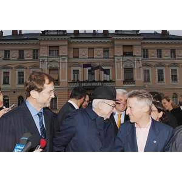 Il Presidente emerito della Repubblica Francesco Cossiga, il Presidente della Regione e l'ex primo ministro della Slovenia (oggi europarlamentare) Lojze Peterle sul Piazzale della Transalpina a Gorizia/Nova Gorica. (Gorizia 08/04/08)