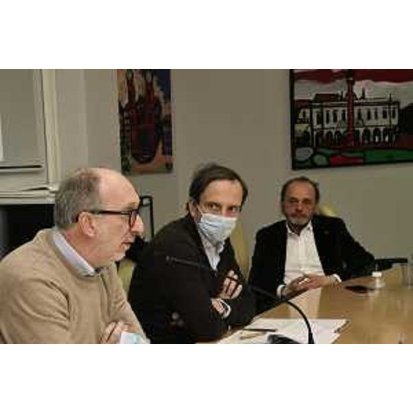 Il governatore Fedriga, con il vicegovernatore Riccardi e il direttore di Asugi Poggiana - Il governatore Fedriga, con il vicegovernatore Riccardi e il direttore di Asugi Poggiana