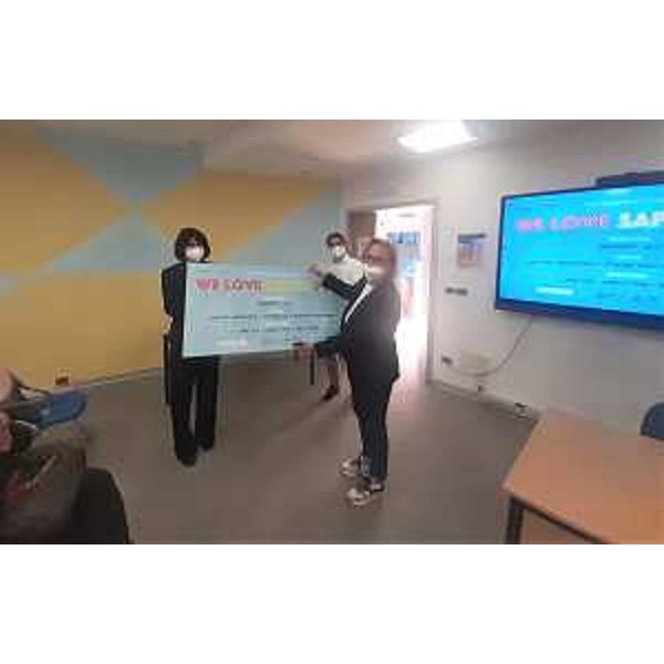 L'assessore regionale Alessia Rosolen mentre consegna un premio - L'assessore regionale Alessia Rosolen mentre consegna un premio