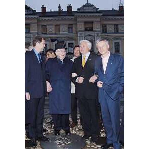 Il Presidente emerito della Repubblica Francesco Cossiga, il Presidente della Regione, l'ex primo ministro della Slovenia Lojze Peterle e il Sindaco di Nova Gorica Mirko Brulc sul Piazzale della Transalpina a Gorizia/Nova Gorica. (Gorizia 08/04/08)
