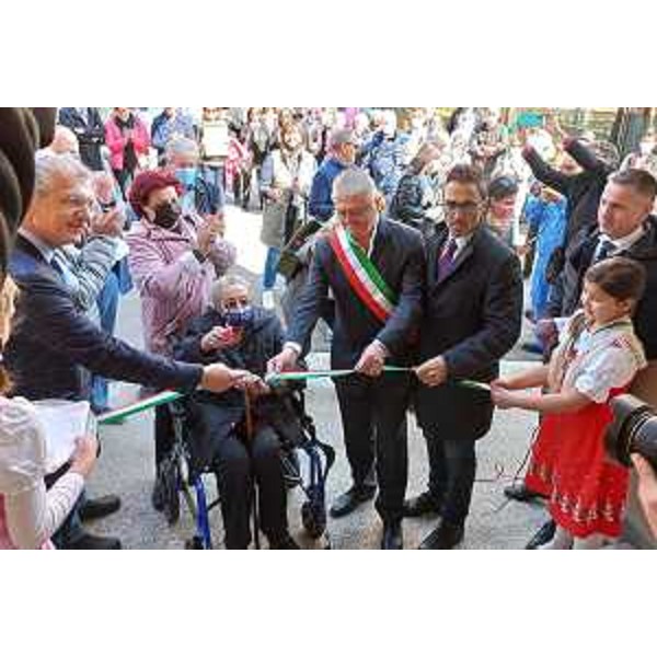 Il taglio del nastro con il presidente Zanin (primo da sinistra) - Il taglio del nastro con il presidente Zanin (primo da sinistra)