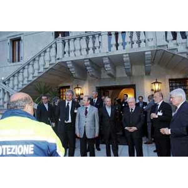 Riccardo Illy (Presidente Friuli Venezia Giulia - ARC) con l'on. Giulio Zamberletti a Susans in occasione dell'incontro istituzionale con cui si è conclusa la tre giorni di riflessione sul tema "30 anni di Protezione Civile: 6 maggio 1976 - 6 maggio 2006" (Udine, 06/05/06)