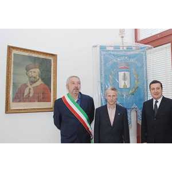 Il Sindaco di Treppo Carnico, il Presidente della Regione e l'Assessore regionale alla Montagna, nel Municipio di Treppo Carnico. (Treppo Carnico 10/04/08)
