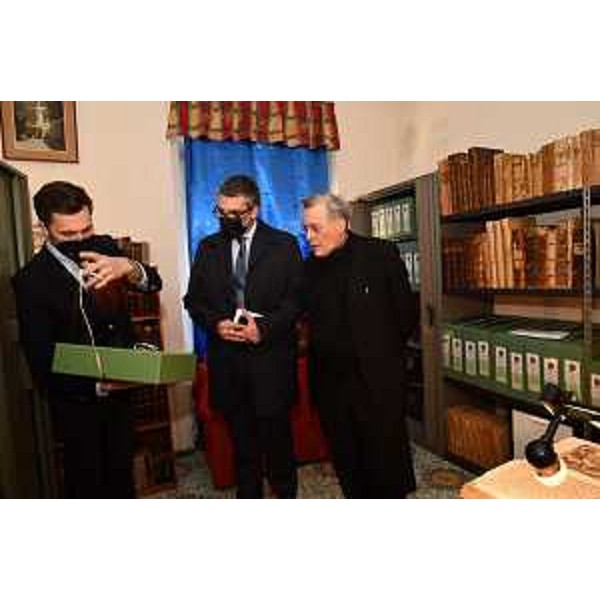 L'archivio storico della pieve di Sant'Ulderico a Dolina. L'assessore regionale Pierpaolo Roberti è tra l'archivista Marco Manin e monsignor Ettore Malnati - L'archivio storico della pieve di Sant'Ulderico a Dolina. L'assessore regionale Pierpaolo Roberti è tra l'archivista Marco Manin e monsignor Ettore Malnati