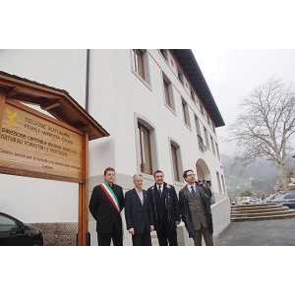 Il Sindaco di Paluzza, il Presidente della Regione, l'Assessore regionale alla Montagna e il Direttore centrale Risorse agricole, naturali, forestali e Montagna, in occasione dell'inaugurazione della nuova sede amministrativa e didattica del CeSFAM, Centro servizi per le foreste e le attività della montagna a Paluzza. (Paluzza 10/04/08)