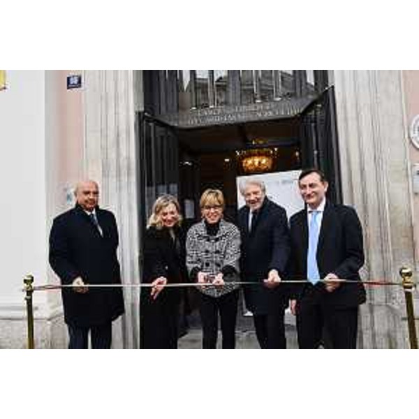 Lassessore regionale alle Finanze, Barbara Zilli, allinaugurazione dello Spazio di Cassa Depositi e Prestiti dedicato alle aziende e agli enti regionali allinterno della sede della Camera di commercio Venezia Giulia di Trieste. - Lassessore regionale alle Finanze, Barbara Zilli, allinaugurazione dello Spazio di Cassa Depositi e Prestiti dedicato alle aziende e agli enti regionali allinterno della sede della Camera di commercio Venezia Giulia di Trieste. 