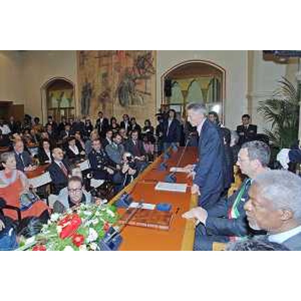 Cerimonia di consegna del Sigillo trecentesco pordenonese a Kofi Annan, Premio Nobel per la Pace e già Segretario Generale delle Nazioni Unite, nella sede municipale di Pordenone. Intervento del Presidente della Regione. (Pordenone 10/04/08)