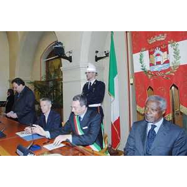 Cerimonia di consegna del Sigillo trecentesco pordenonese a Kofi Annan, Premio Nobel per la Pace e già Segretario Generale delle Nazioni Unite, nella sede municipale di Pordenone. (Pordenone 10/04/08)