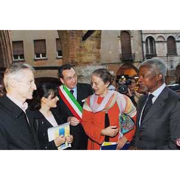 Kofi Annan, Premio Nobel per la Pace e già Segretario Generale delle Nazioni Unite, il Presidente della Regione e il Sindaco di Pordenone. (Pordenone 10/04/08)