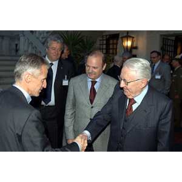 Riccardo Illy (Presidente Friuli Venezia Giulia - ARC) con l'on. Giulio Zamberletti in occasione dell'incontro istituzionale con cui si è conclusa la tre giorni di riflessione sul tema "30 anni di Protezione Civile: 6 maggio 1976 - 6 maggio 2006" (Udine, 06/05/06)