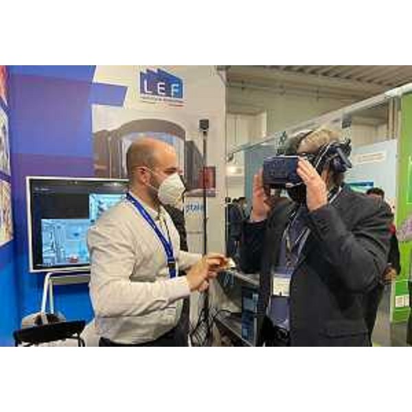 L'assessore alle attività produttive sergio emidio Bini mentre indossa il visore al padiglione della Lean factory 4.0 a Samuexpo - L'assessore alle attività produttive sergio emidio Bini mentre indossa il visore al padiglione della Lean factory 4.0 a Samuexpo