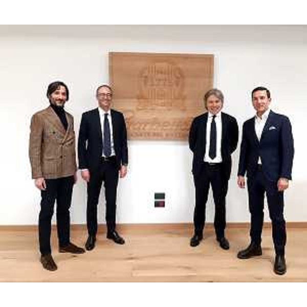 L'assessore regionale alle Attività produttive e turismo, Sergio Emidio Bini, con il collega del Veneto, Federico Caner (secondo da sinistra) e i titolari della Garbellotto Spa - L'assessore regionale alle Attività produttive e turismo, Sergio Emidio Bini, con il collega del Veneto, Federico Caner (secondo da sinistra) e i titolari della Garbellotto Spa