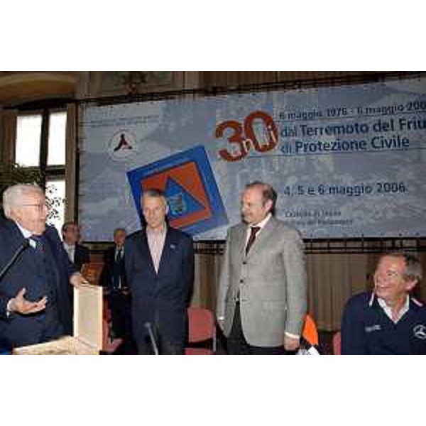 Riccardo Illy (Presidente Friuli Venezia Giulia - ARC) con l'on. Giulio Zamberletti, Gianfranco Moretton (Vicepresidente e Assessore regionale all'ambiente, lavori pubblici e protezione civile) e Guido Bertolaso (Direttore della Protezione Civile) in occasione dell'incontro istituzionale con cui si è conclusa la tre giorni di riflessione sul tema "30 anni di Protezione Civile: 6 maggio 1976 - 6 maggio 2006" (Udine, 06/05/06)